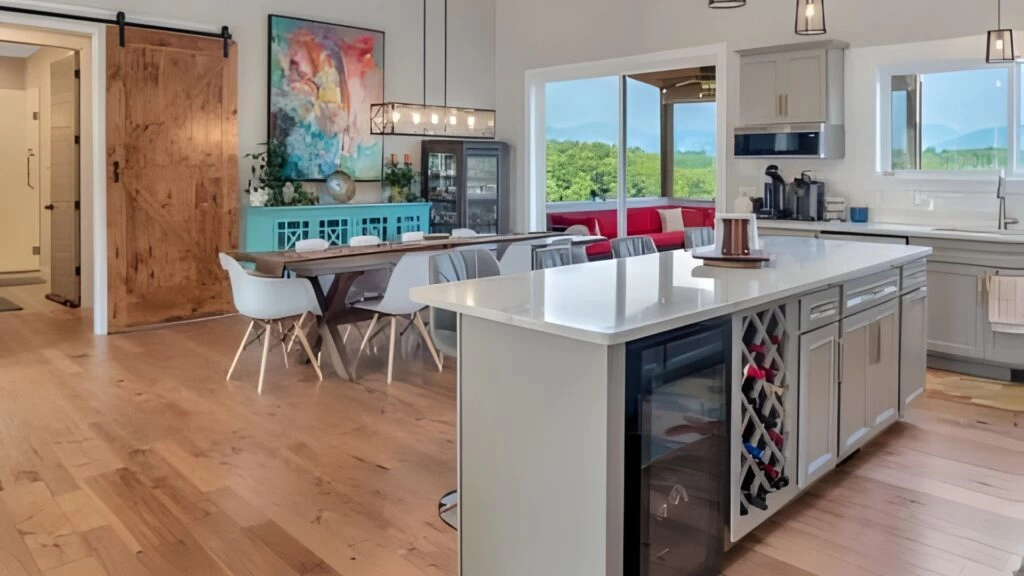Kitchen & Dining